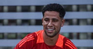 رضا سليم يحيي زملاءه السابقين بالأهلي بعد مواجهة الجيش الملكي