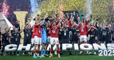 سفير مصر بالجزائر يرحب ببعثة الأهلي في مطار هواري بومدين