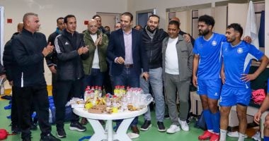 رئيس سموحة ومحمود قطب يشاركون اللاعبين فرحة الانتصار على بيراميدز