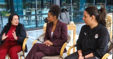 لورا جورج تلتقي بلاعبات منتخب مصر في زيارة لمقر اتحاد الكرة