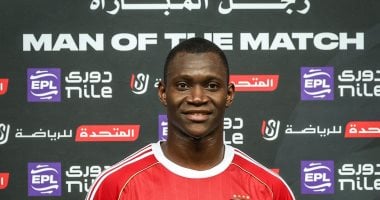 الشحات يشارك ديانج فرحة جائزة رجل المباراة بأسلوب مميز