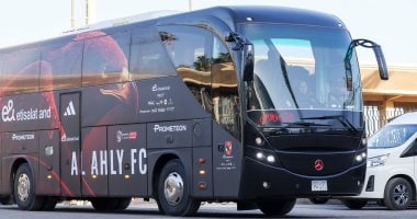 حافلة الفريق الأحمر تصل إلى برج العرب استعدادا لمباراة سموحة بالدوري