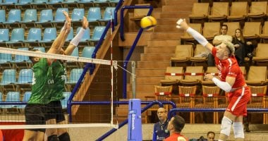 الأهلي يتألق ويحقق فوزا مثيرا على سبورتنج في نصف نهائي سوبر الطائرة