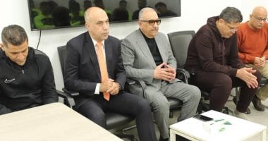 أشرف نصار يتحدث مع لاعبي البنك الأهلي لتحفيزهم قبل لقاء سموحة بالدوري