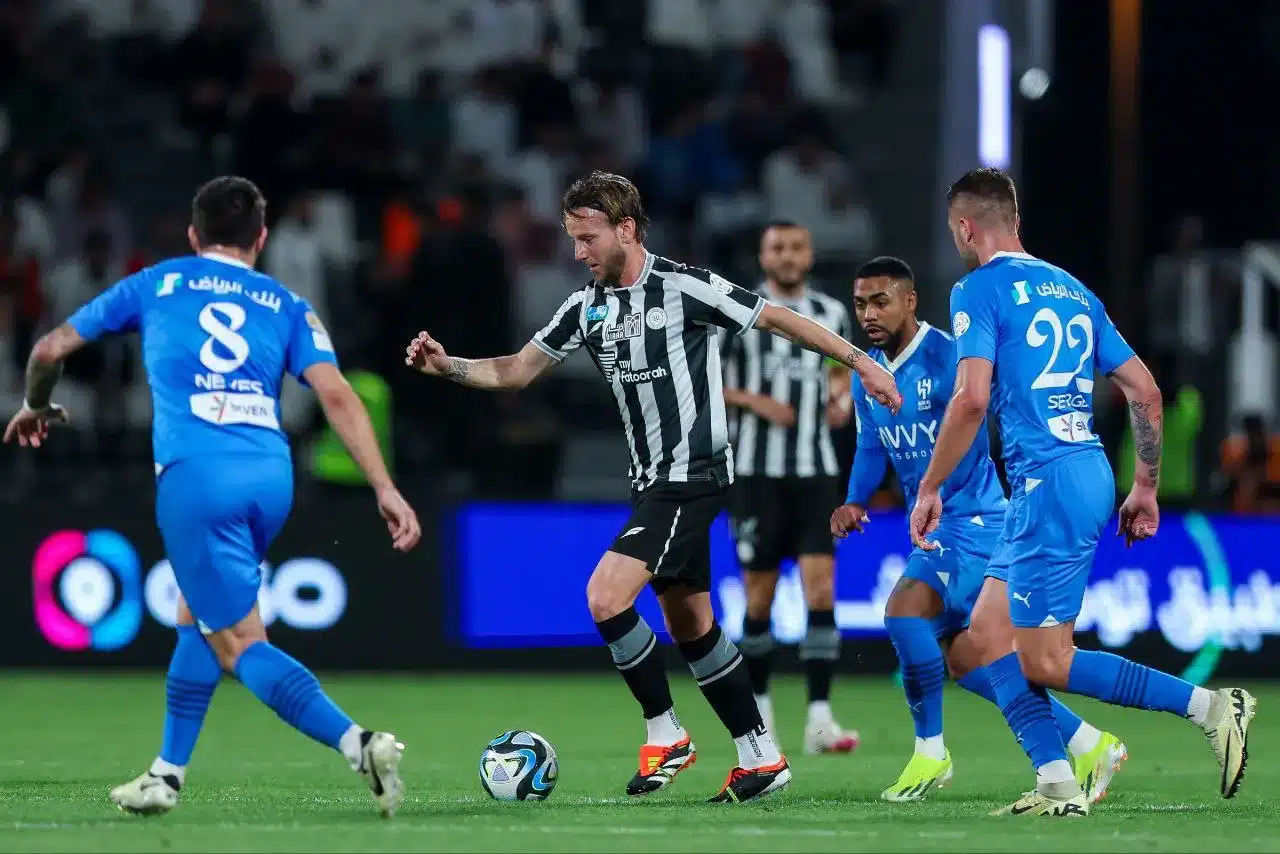 الأرصاد تحذر الهلال والشباب من أمطار وعوالق ترابية قبل قمة الأرينا