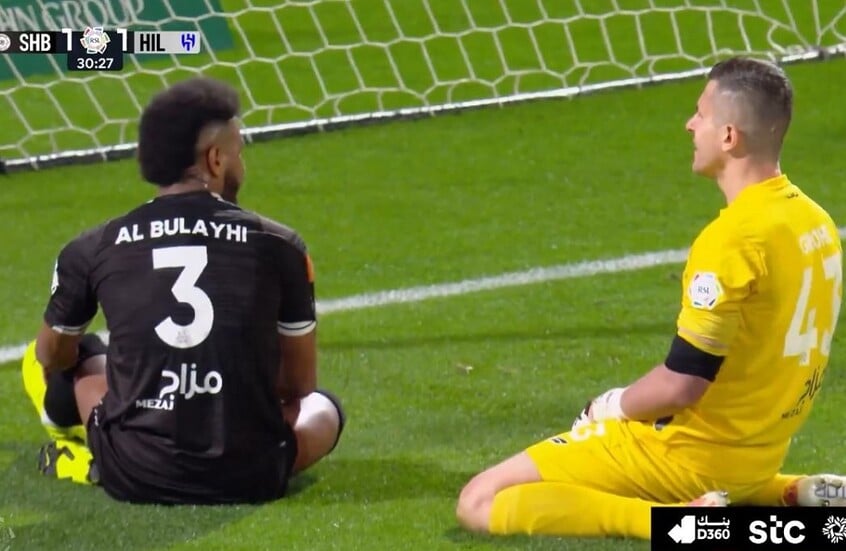 بذكريات الزمن الجميل لاعب الشباب البليهي يسجل هدفًا بالخطأ في مرمى فريقه السابق الهلال (فيديو)