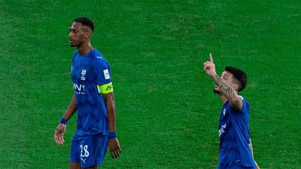 دوري روشن يسرق الأضواء الهلال يتجاوز الشباب مبكراً في الشوط الأول