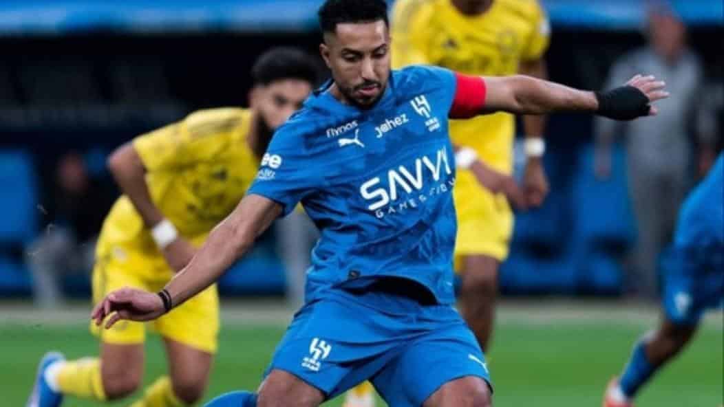 سالم الدوسري يثير التساؤلات برفضه ارتداء شارة قيادة الهلال بين غضب مكبوت وحماس زائد (فيديو)