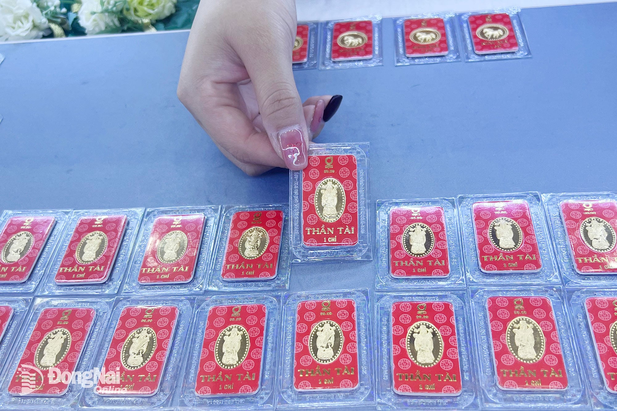 أسعار الذهب تتراجع بمقدار يقارب 7 ملايين دونغ فيتنامي لكل تايل وتجذب اهتمام المستثمرين