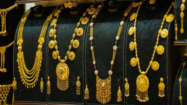 أسعار الذهب ترتفع والدولار يتراجع والعيار يكسر حاجز 7 آلاف جنيه