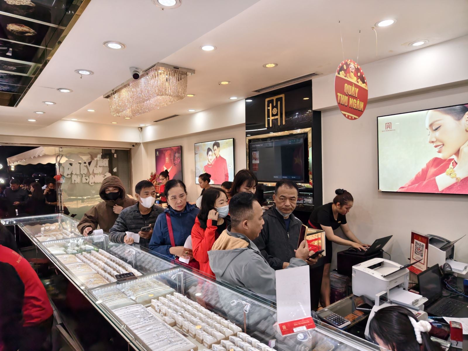 أسعار الذهب تصل إلى أعلى مستوى جديد مقتربة من 191 مليون دونغ فيتنامي لكل تولة