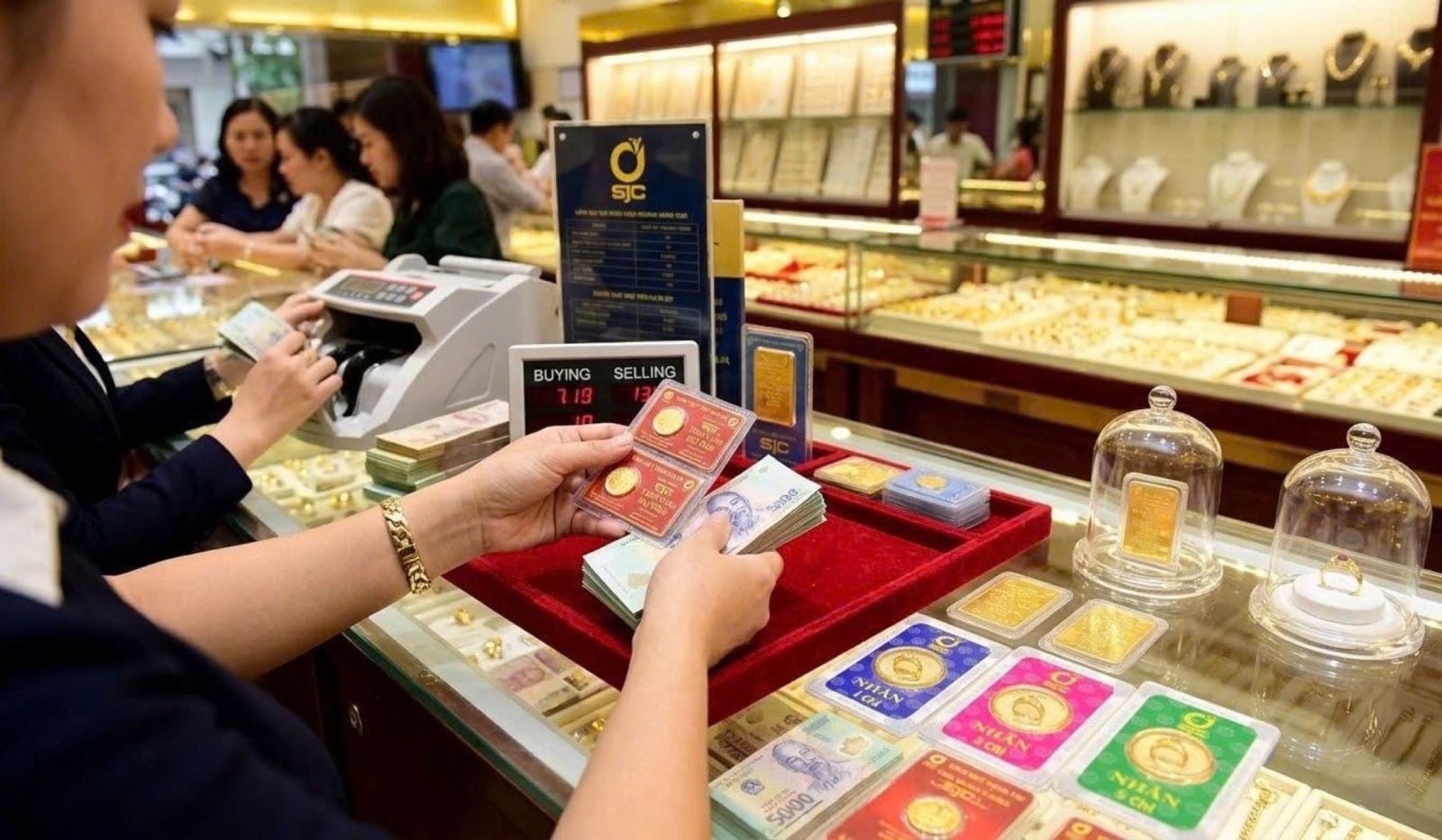 أسعار الذهب في شركة SJC تتراجع بأكثر من مليوني دونغ فيتنامي صباح اليوم