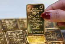 أسعار سبائك الذهب من SJC تتجاوز 187 مليون دونغ فيتنامي للأونصة بزيادة 22 مليون عن السعر العالمي