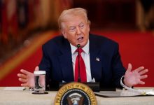 إدارة ترامب تفاجأت بارتفاع أسعار النفط وتسعى لطمأنة المخاوف وسط التقلبات السوقية