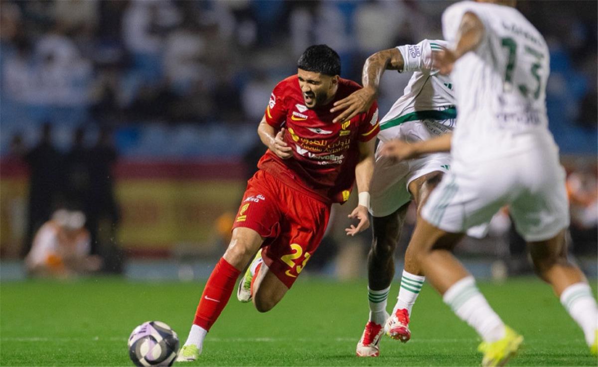 إصابة قوية تنهي موسم وليد الأحمد مع القادسية عقب التحام قوي مع لاعب الأهلي