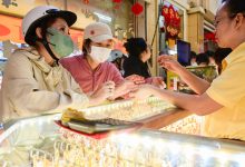 ارتفاع أسعار الذهب المحلية بنحو 30 مليون دونغ فيتنامي للأونصة مقارنة بالأسعار العالمية يعرض المشترين لمخاطر أكبر