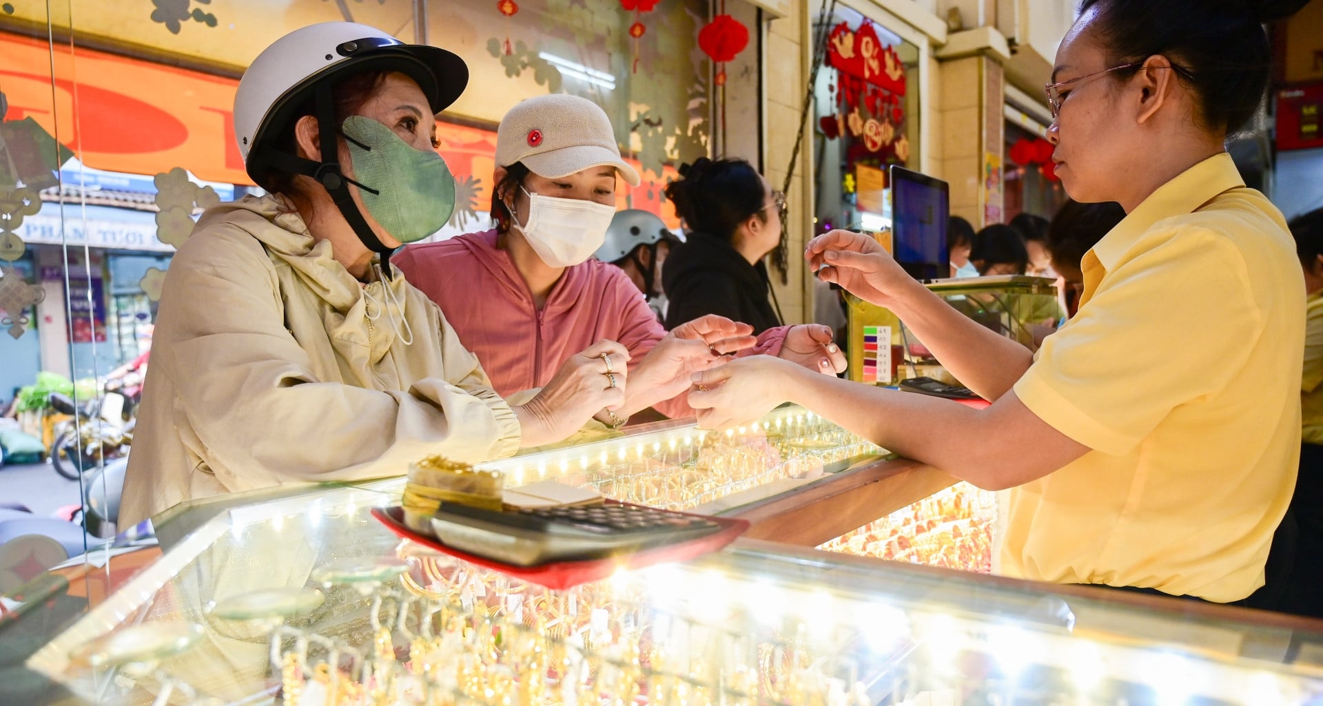 ارتفاع أسعار الذهب المحلية بنحو 30 مليون دونغ فيتنامي للأونصة مقارنة بالأسعار العالمية يعرض المشترين لمخاطر أكبر