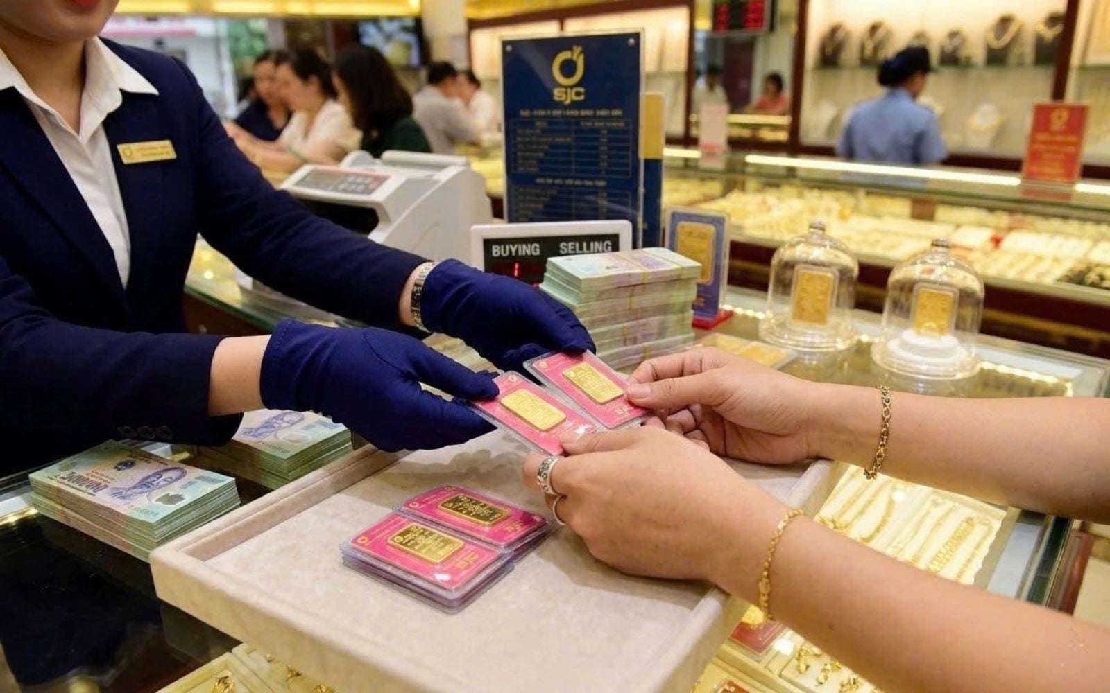 ارتفاع طفيف في أسعار الذهب محليًا وعالميًا يحث المستثمرين على الانتباه للفرص قصيرة الأجل