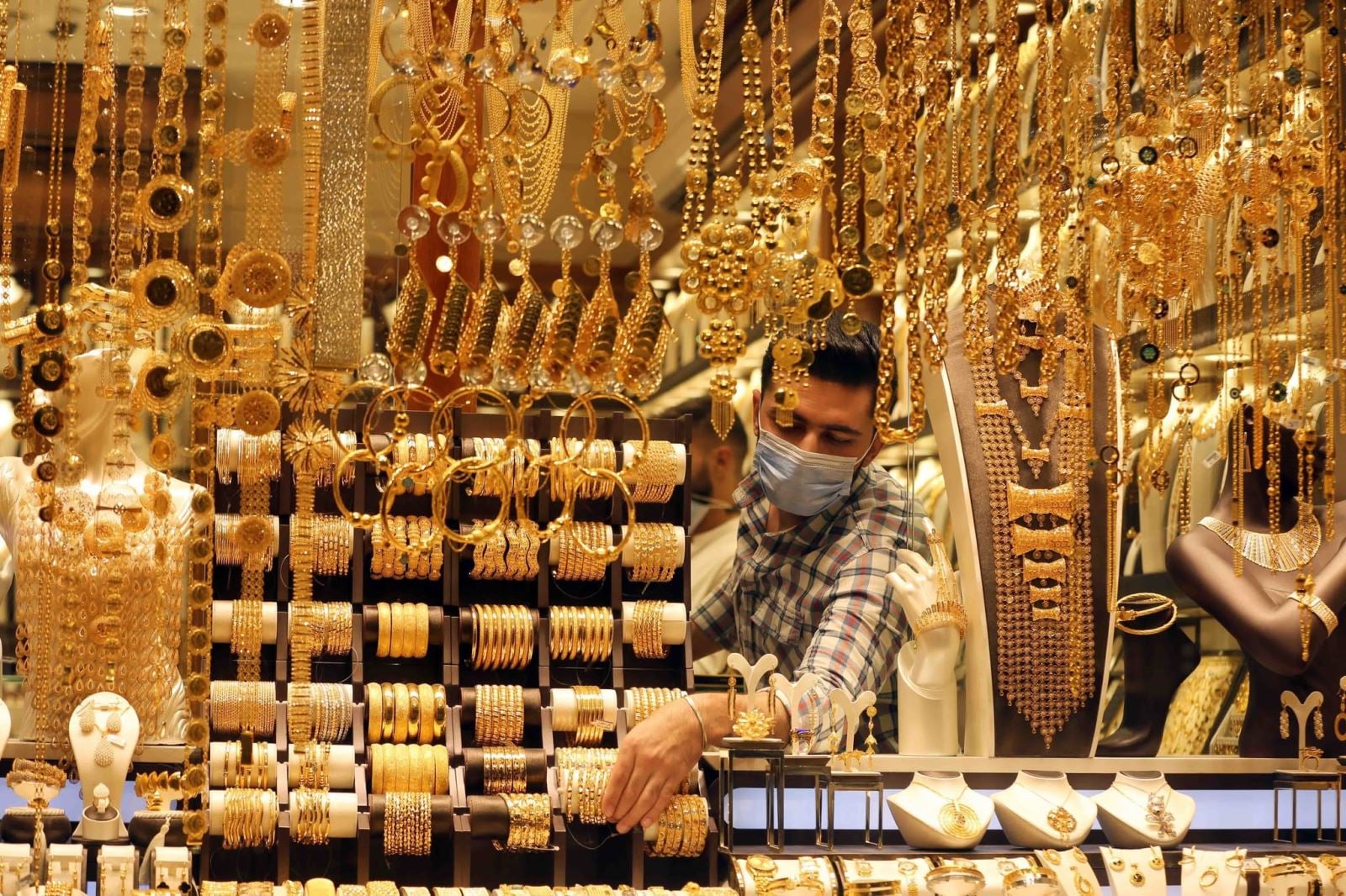 استقرار أسعار الذهب حول 5000 دولار بعد ظهر 14 مارس مع تذبذب محدود على الصعيد العالمي