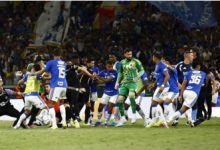 اشتباك بالأيدي بين نجمي الهلال السابقين خلال مباراة في البرازيل