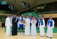 الأمير فهد بن جلوي يرفع كأس بطولة دوري الكرة الطائرة لصالح الهلال – كورة بريك