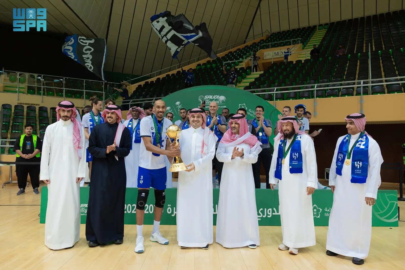 الأمير فهد بن جلوي يرفع كأس بطولة دوري الكرة الطائرة لصالح الهلال – كورة بريك