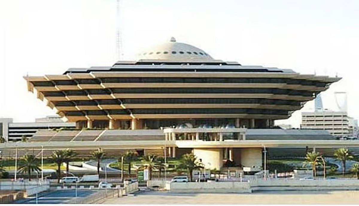 الغرامة والسجن والإبعاد عقوبات مشددة لمن ينقل أو يشغل أو يؤوي مخالفي نظامي الإقامة والعمل