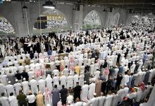 المصلون في المسجد الحرام يحتفلون بختم القرآن الكريم ليلة التاسع والعشرين من رمضان