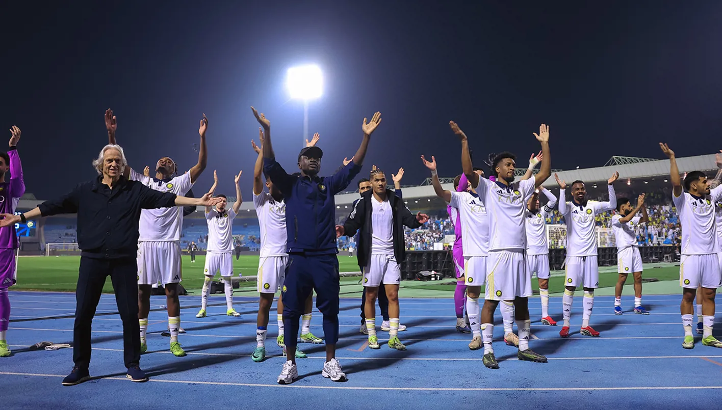النصر يحلق بالصدارة وسط توقفات الموسم والقرارات التحكيمية تثير الجدل في الدوري السعودي