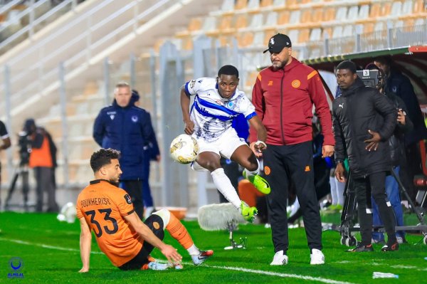 الهلال يتقدم باحتجاج رسمي للكاف على تحكيم مباراة نهضة بركان