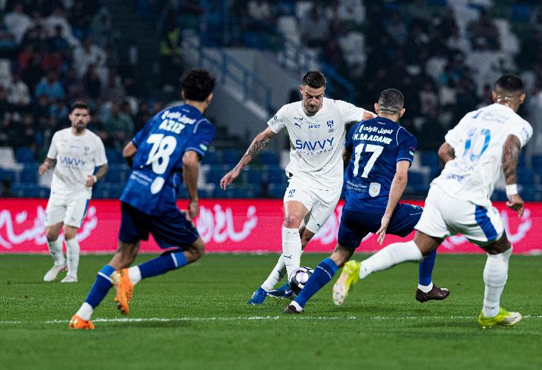 الهلال يحقق فوزًا مثيرًا على الفتح في مباراة الدوري السعودي (فيديو)