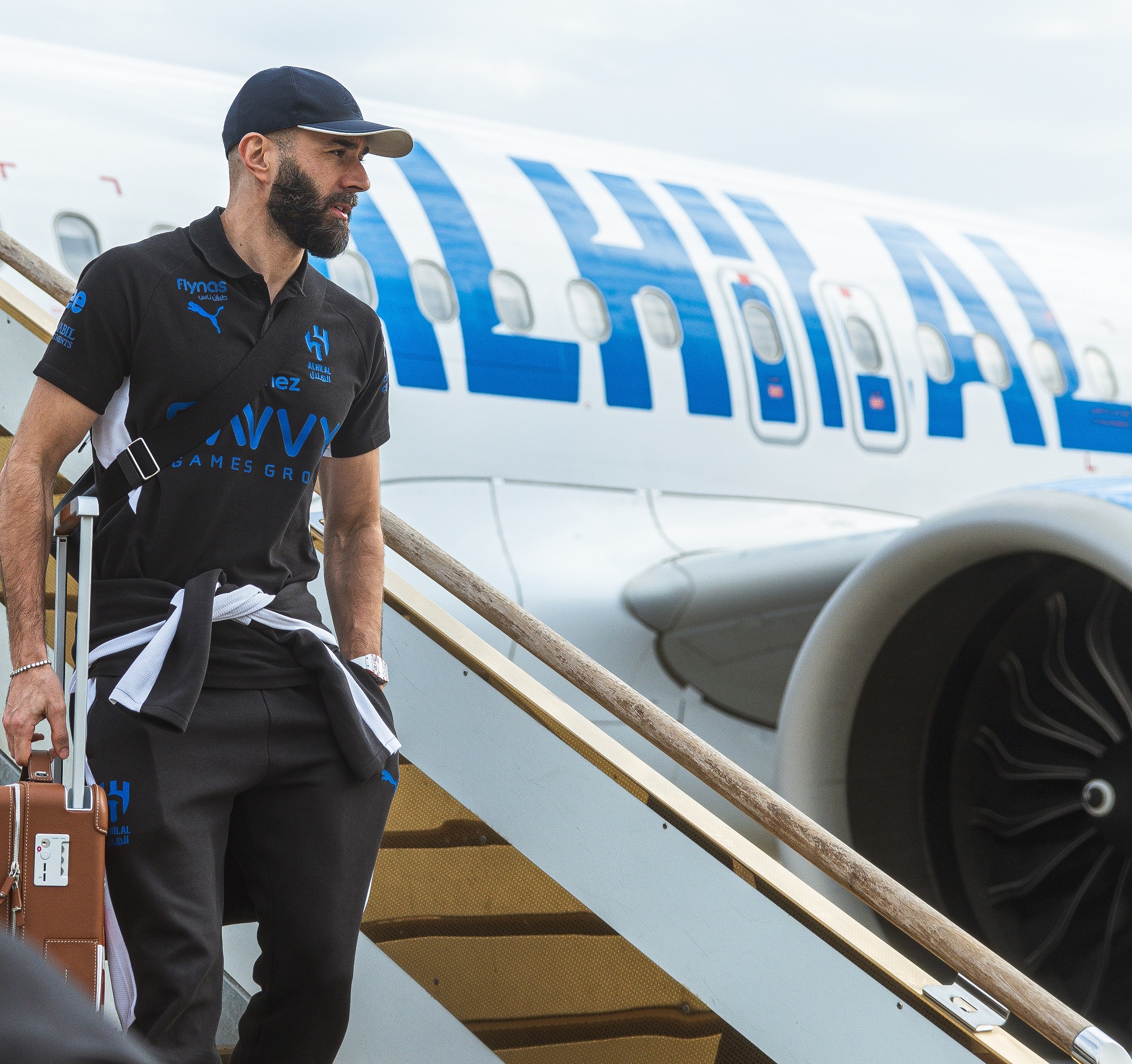 الهلال يصل جدة استعدادًا لمواجهة الأهلي في مباراة حاسمة