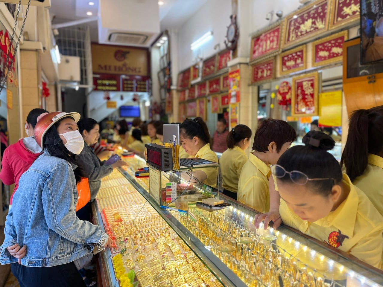 انخفاض مستمر في أسعار الذهب صباح 15 مارس يعزز مخاطر الاستثمار