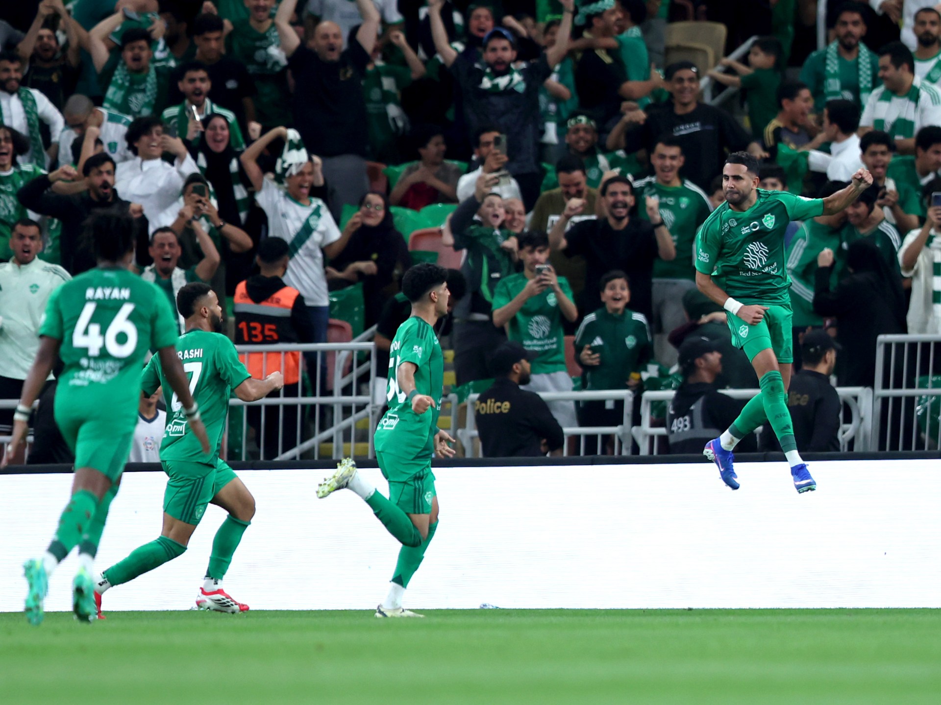 بالفيديو شاهد لاعب سعودي يكرم محرز بحركة مميزة في ديربي جدة