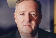 بيرس مورغان يوقف مقابلة شباب البومب بعد اتهامات وإساءة لزوجته بشكل مفاجئ للغاية