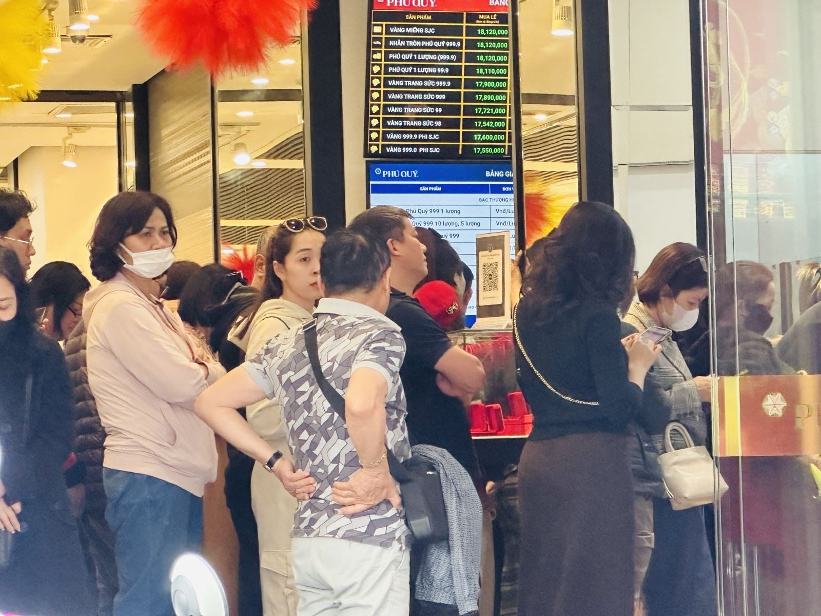 تتقلب أسعار الذهب بشكل حاد مع استمرار الطلب القوي عليه