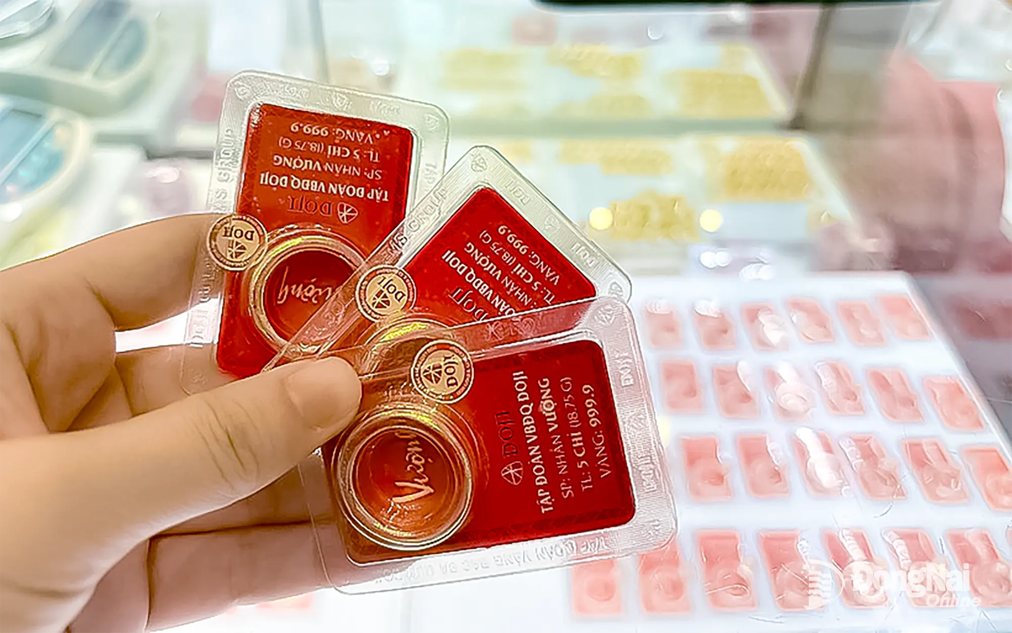 تتقلب أسعار الذهب مع استمرار ارتفاع أسعار الوقود بشكل عام