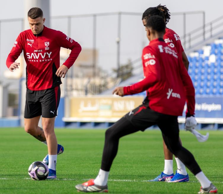 تشكيلة الهلال أمام الفتح تشهد مفاجآت كبيرة مع غيابات بارزة وعودة قوية لنجوم الفريق