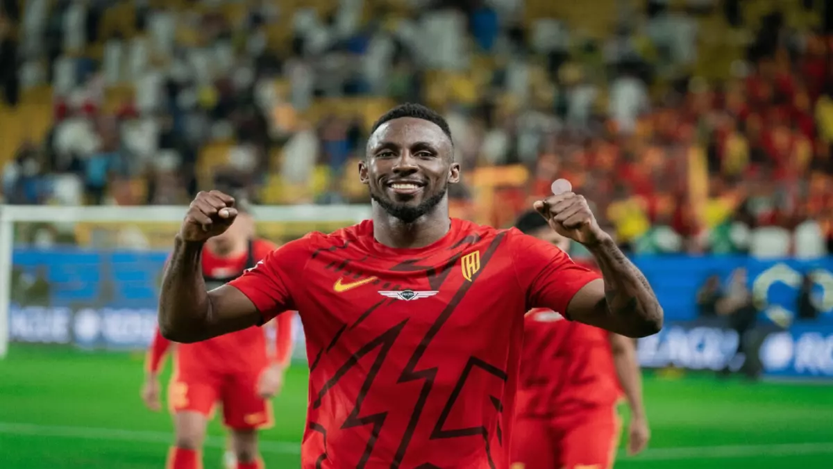 تفاصيل تأجيل مباراة الخلود والقادسية في الدوري السعودي بسبب أزمة طيران غير متوقعة