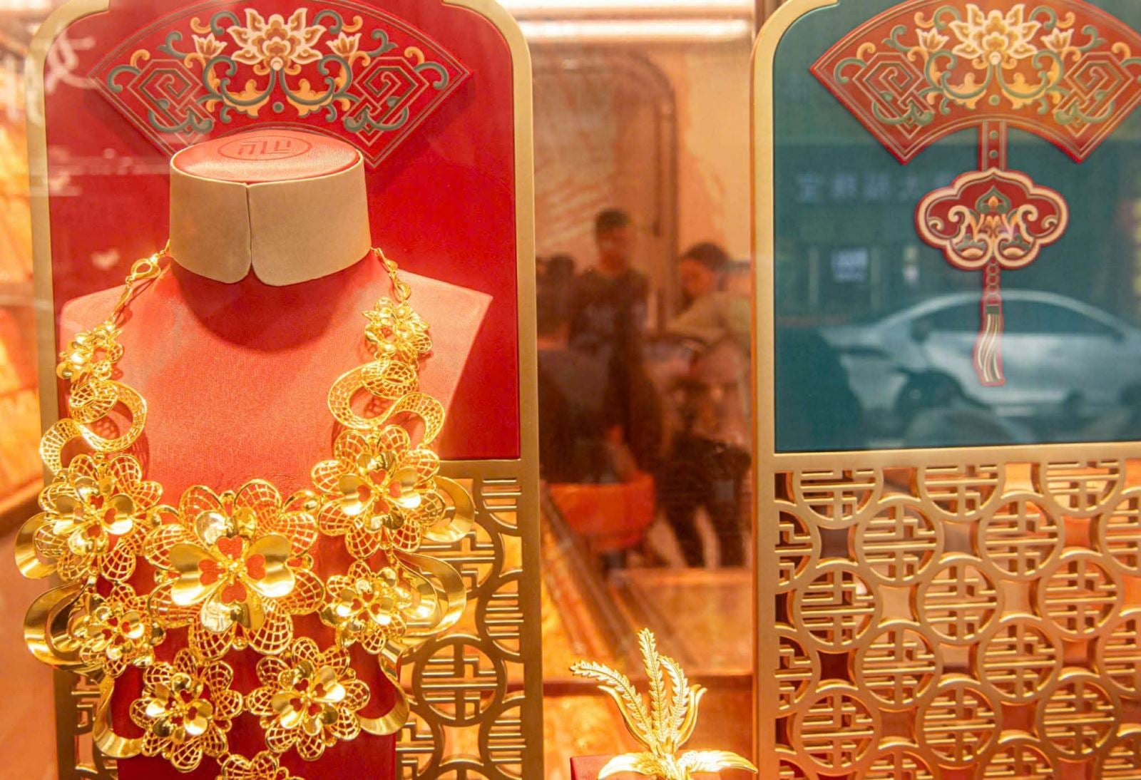 تواصل أسعار الذهب الانخفاض بمقدار 1.2 مليون دونغ فيتنامي للأونصة