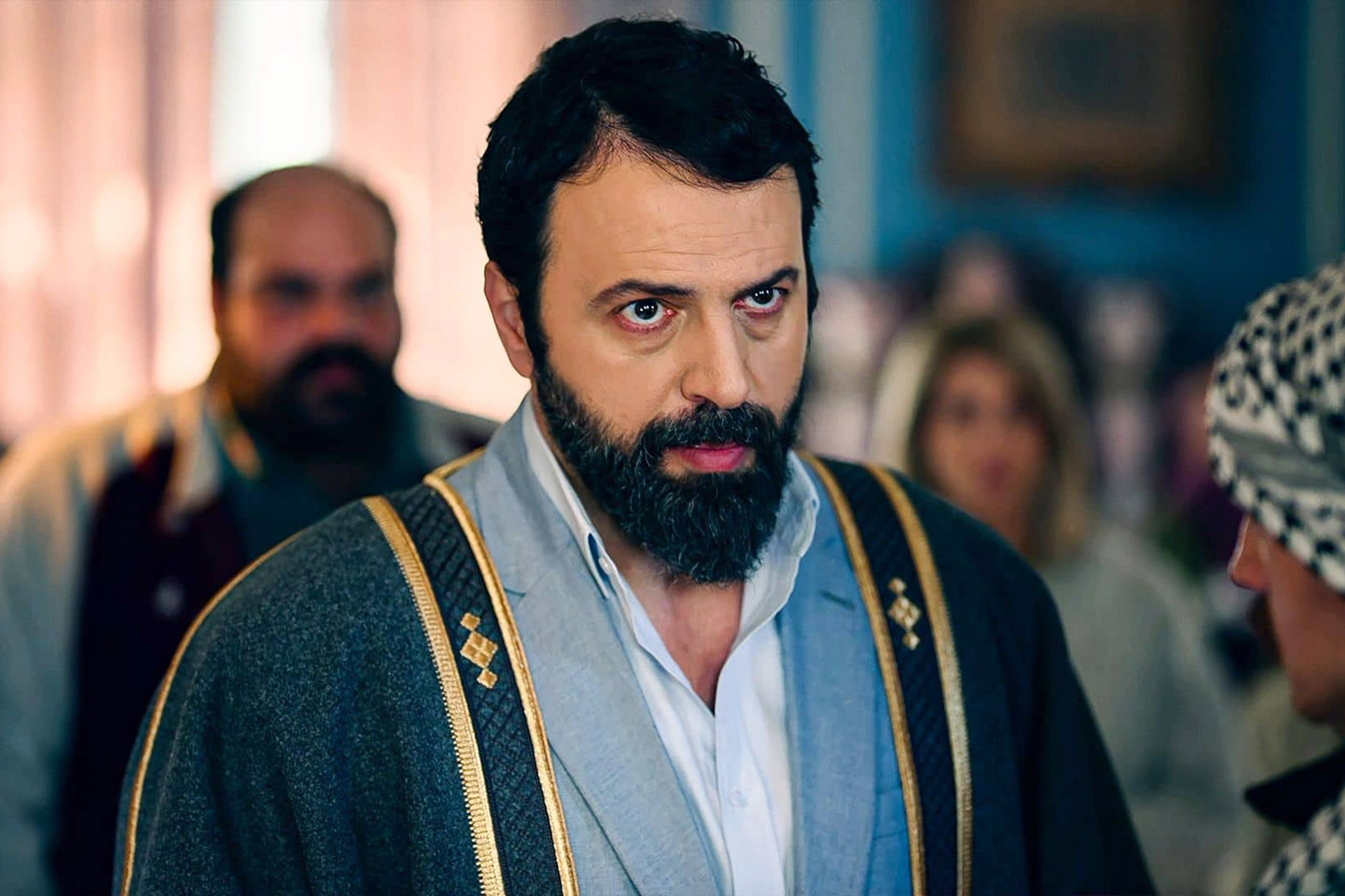 تيم حسن يثير الجدل بتقليده بشار الأسد ويخطف الأنظار في “مولانا” – مشاهير