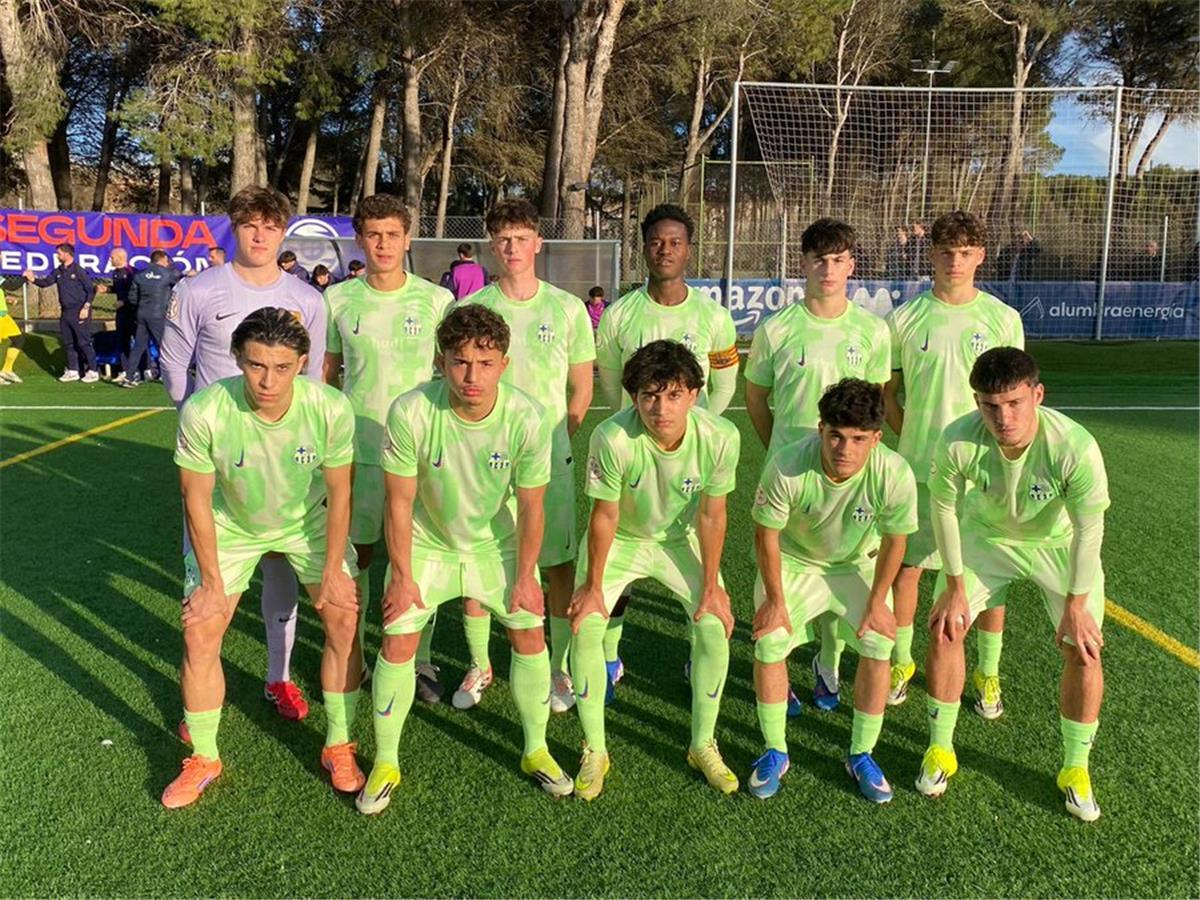 حمزة عبد الكريم يقترب من حصد لقبه الأول بعد إشادة مدرب برشلونة