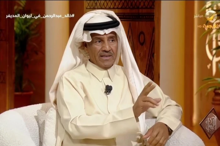 خالد عبدالرحمن يروي قصة ثلاث قصائد كتبها بسبب امرأة شاهدها في الطائرة أثناء رحلته إلى القاهرة بالفيديو – مشاهير