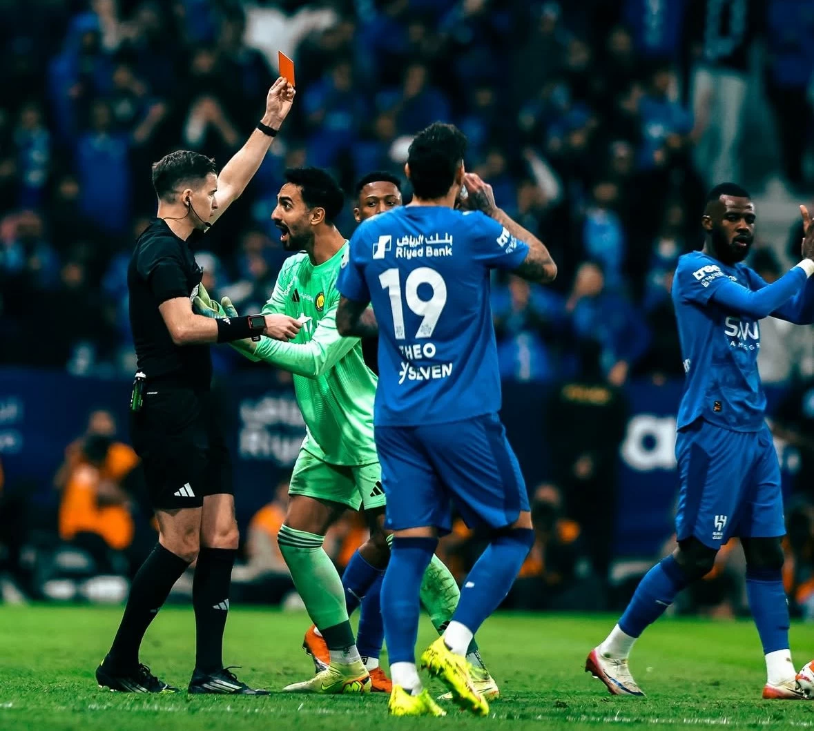 دوري روشن يشهد 67 حالة طرد والإيقافات تلقي بظلالها على المنافسات - أخبار السعودية