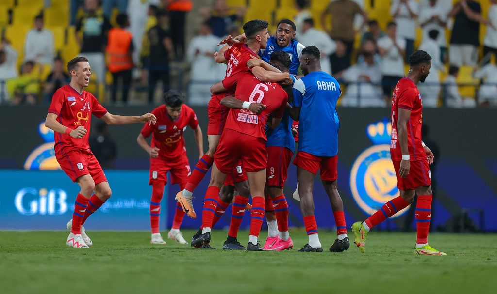 دوري يلو يشهد صراعًا محتدمًا بين الباطن والوصيف تجاوزًا للصفيح الساخن