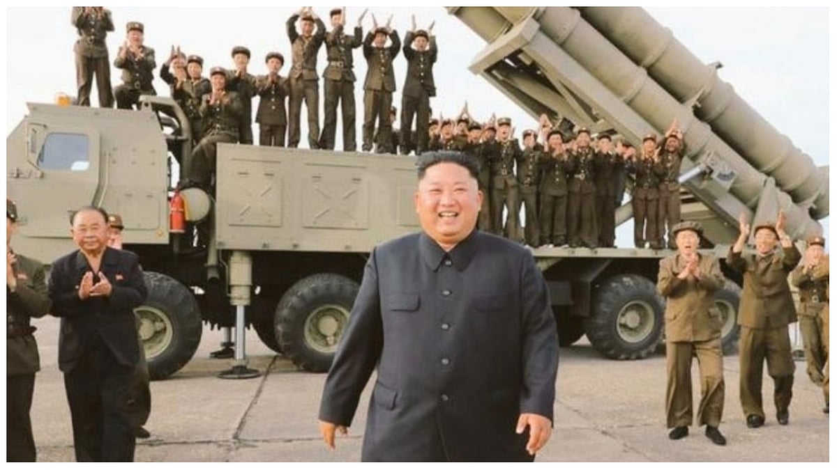 زعيم كوريا الشمالية يتفقد مدمرة بحرية ويشرف على اختبار صاروخي جديد