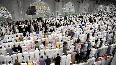 زوار المسجد الحرام يشاركون في ختم القرآن الكريم ليلة التاسع والعشرين من رمضان