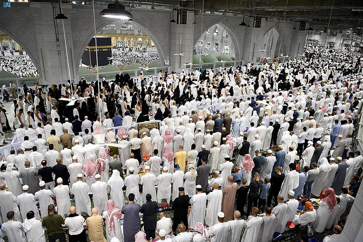 زوار المسجد الحرام يشاركون في ختم القرآن الكريم ليلة التاسع والعشرين من رمضان