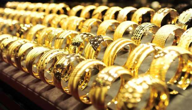 سعر الذهب عيار 21 اليوم يشهد استقرارًا ملحوظًا في السوق المحلية رغم الارتفاع العالمي