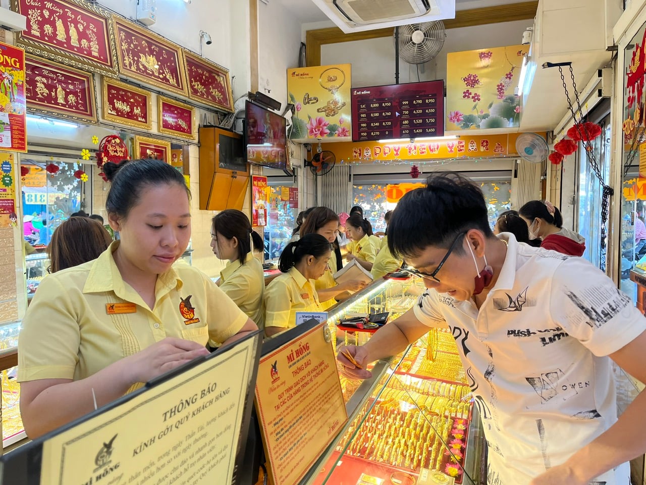 سعر الذهب في شركة SJC يقترب من 184.2 مليون دونغ فيتنامي للأونصة مع استمرار الصعود العالمي